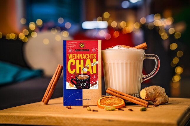 Weihnachtschai Tee Verpackung und Chai Latte Getränk | © SONNENTOR