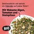 Illustration mit dem Schriftzug: "Geschmacklich wie optisch ein Highlight auf jedem Teller! Mit Wakame Algen, Tomaten und Steinpilzen", sowie dem losen Gewürz auf rosa Hintergrund mit dem Icon BIO.
