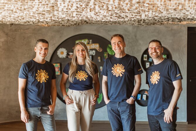 Na fotografii z roku 2025 je ředitel a spolumajitel českého SONNENTORU Josef Dvořáček a prokuristé: Radim Hrnčiřík, Radmila Svobodová a Zdeněk Chocholáček. | © SONNENTOR