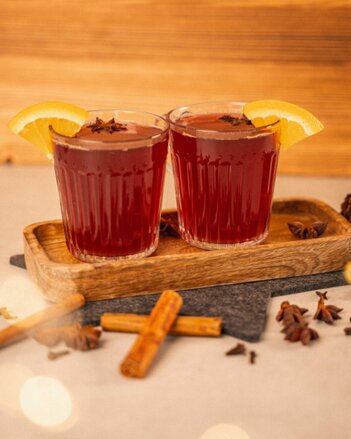 Auf dem Bild sind zwei Tassen mit einem Alkoholfreien Glühwein und ZImtstangen zu sehen! | © SONNENTOR