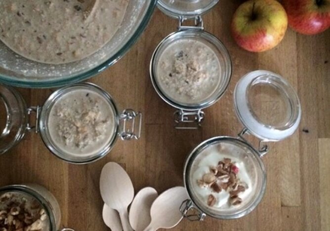 Porridge | © SONNENTOR Auf dem Foto sind mehrere Gläser mit Porridge zu sehen. Daneben liegen Holzlöffel. | © SONNENTOR