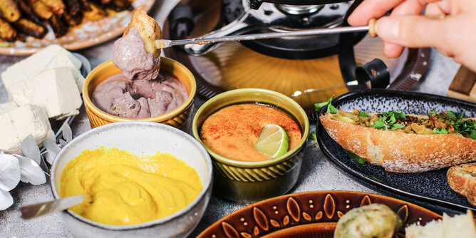 Fondue | © SONNENTOR Auf dem Foto sieht man verschiedene Dips und kleine Snacks. | © SONNENTOR