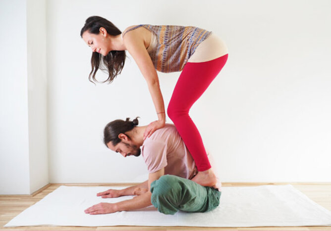 Schmetterling Partner Yogaübung | © SONNENTOR Auf dem Foto ist zu sehen wie zwei Yogapartner die Übung der Schmetterling durchführen. | © SONNENTOR